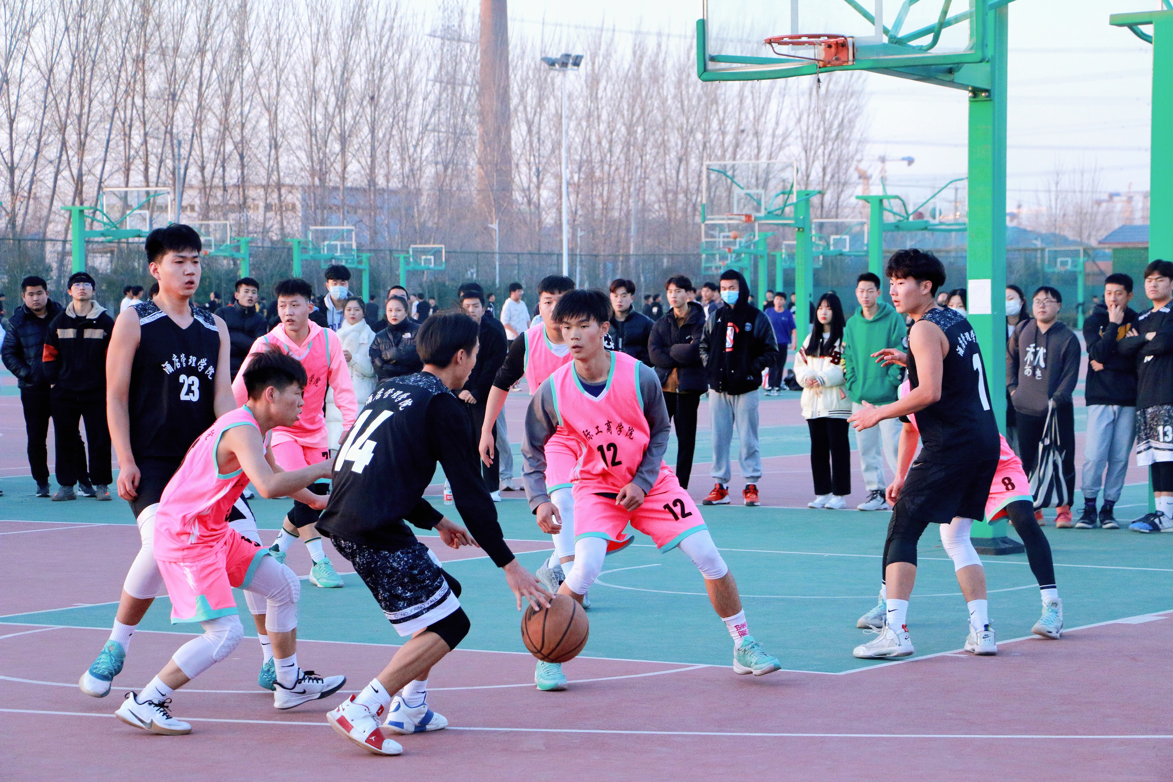 精彩的篮球比赛正在为观众带来无穷乐趣